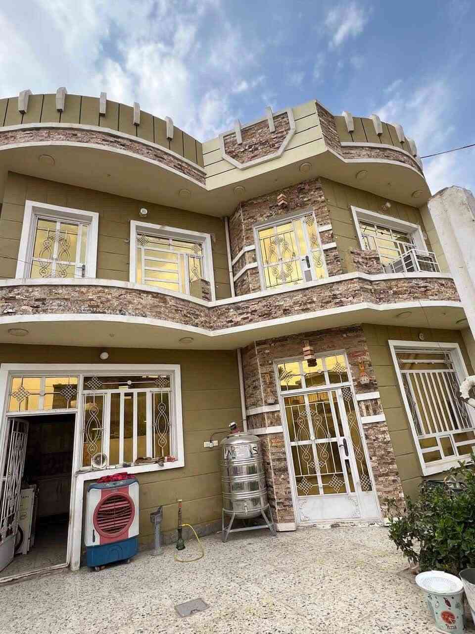 يا الله
السلام عليكم.اليوم عدنه بيت طابقين للبيع في منطقة المدائن سلمان باك مساحة البيت 200 متر 
طابو زراعي (قرار25) خدمات كاملة من مجاري وتبليط وكهرباء 
عنوان البيت قرب مركز شرطة المدائن
يحتوي البيت علا 
4 غرف نوم ثنين فوك وثنين جوه
يحتوي علا حمامات ايضاً فوك وجوة
مطبخ حجم مناسب
حمامات خارجية
استقبال حجم مناسب
حديقة صغيرة
كراج صغير 
(سعر البيت 155 )وبي مجال
للأستفسار اتصل علا هاذ الرقم ***********
او راسلنا واتساب وشكراً
