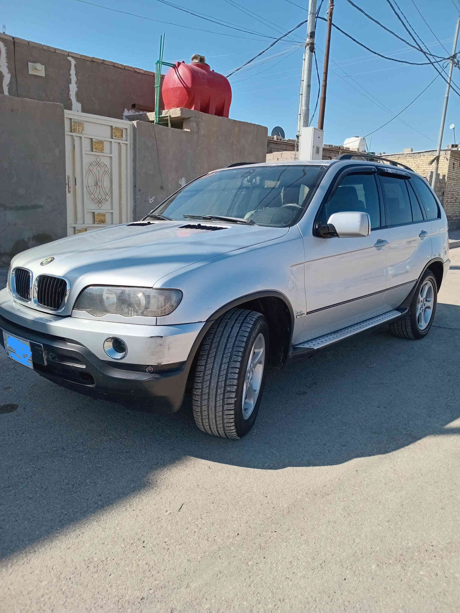 سلام عليكم بي ام اكس فايف موديل ٢٠٠١ مكينه 44 مي رقم بغداد مكان الصويره السعر ١٠٠ وبيه مجال قليل اتصل ***********
