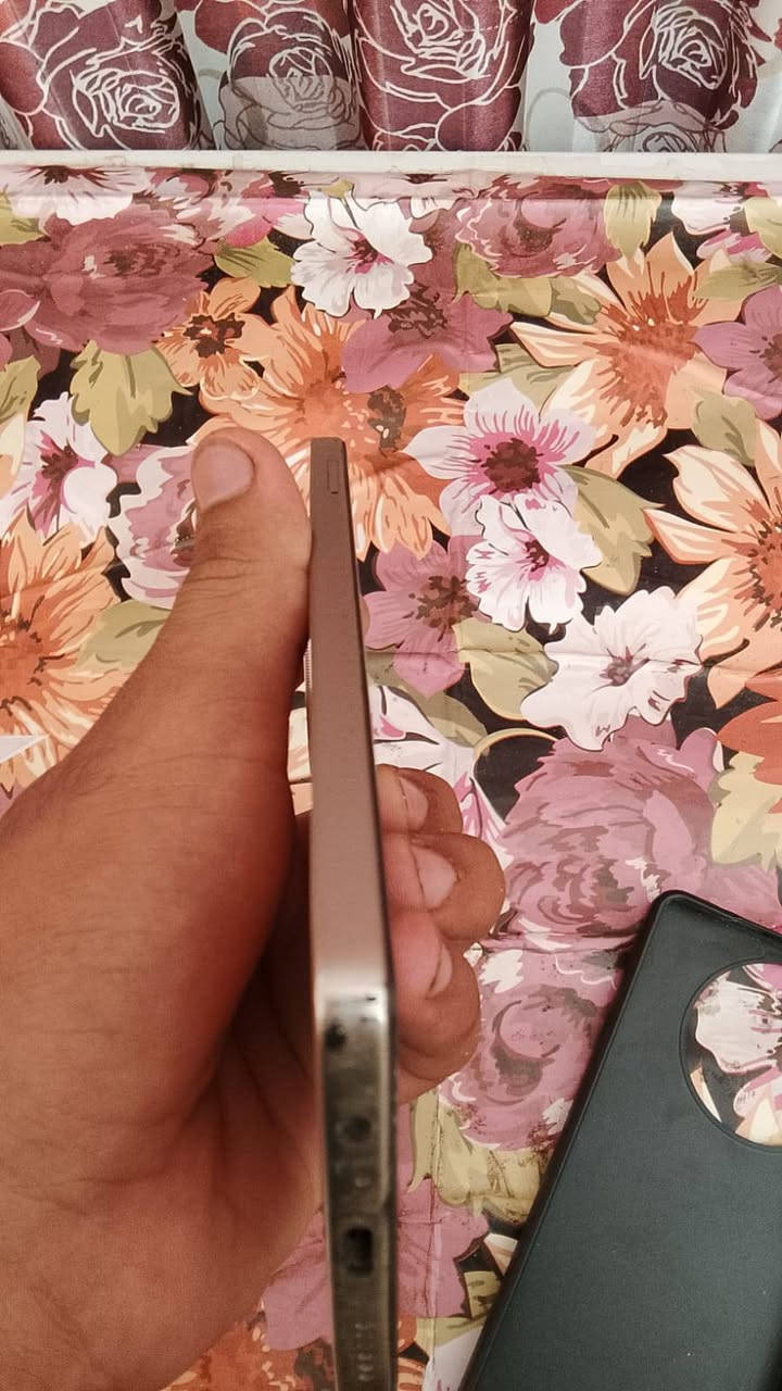السلام عليكم 
تكنو كامون 30 4g ذاكرة 256 رام 16 جهاز حلو ونضيف بس بي هاي الطخه بالشاصي من جوة تكدر تشوفه بالصور السعر 135 وبي مجال ويرهم مراوس لو حته انطي فرق وهذا رقمي واتساب ***********
