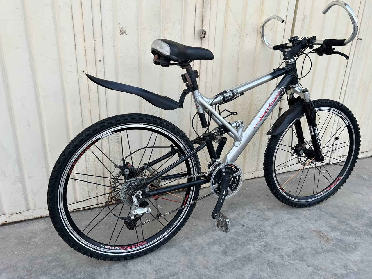 پاسکیل امریکی
حجم٢٦ 
جسم المنیوم 
برک دیسکDeore shimano 
ویل استیرە  Puls
اۆتۆماتیکی دوای shimano Deore xT
8 نمرەی دوا shimano 
3نمرەی پیشەوەshimano IG
 تایەکانی لەجۆری Schwalde 
بەتیقەی FOPGED ALUMINIUM
دەبلی پیشەوەی RST المنیوم 
 دبل دوا امریکی ١٠٥ 
سعر ١٩٠ هەزارە 
لە  قەزای ڕزگارین 
گەیاندن هەیە 
***********
