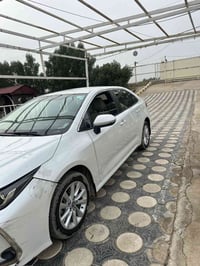 سيارة كورلا 2023 ماشية 83  سيارة بيها باب سايق مبدل مال شركة  ساز يابا...