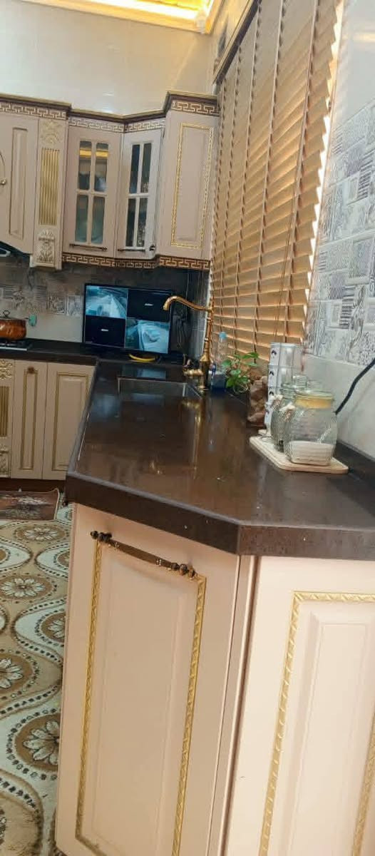 بيت للبيع في حي الامام الرضا مساحة ٢٢٠م طابقين خلف شارع ٣٠مقابل حديقة عامة قرب اسواق النخيل المساحة الفعلية ٢٨٥ م يحتوي على ست غرف نوم تفاصيل الطابق الاول استقبال ومطبخ وهول وغرفتين نوم وصحيات  والطابق الثاني يحتوي على اربع غرف نوم وهول وصحيات والسطح شتايكر وطرمة وحديقة جميلة بمساحة جيدة وتفاصيل اخرى البيت عائلي ومرتب وحديث للاستفسار الاتصال على الرقم ***********
