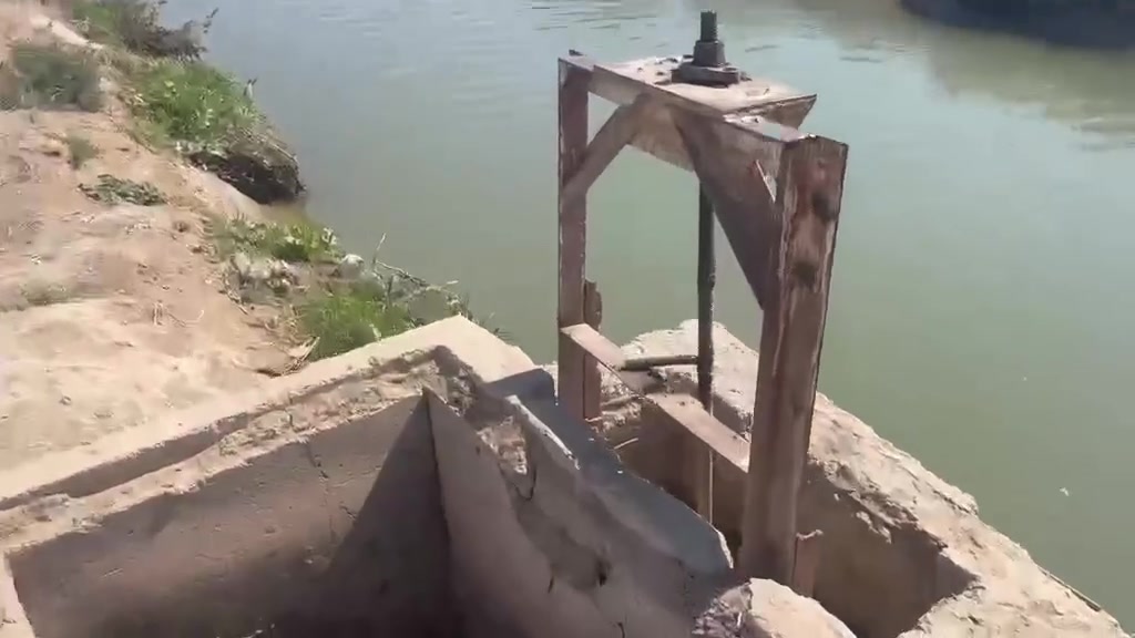 السلام عليكم ارض زراعيه المساحه 50 دونم طابو سند 25 تحويل مباشر سقي سيح اروائي صب سقاطات تربه جيده جدا هذا زرعها وجه الارض 250 متر تبعد عن التبليط اقل من كيلو وعن مركز المدينه 5 دقايق مع كافه الخدمات مدارس مستوصف محلات كهرباء اساله كامله من كلشي سعر الدونم 13 مليون وبيها مجال المكان الصويره بدعه حمد ***********
