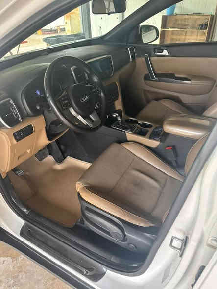 للبيع: كيا سبورتاج 2019 شكل 2020 – وارد خليجي
الحالة: مكفولة عدا الملاحظات المذكوره ادناه
المواصفات:
 • لون داخلي: عسلي
 • قمارة: حديد
 • ناقل حركة: أوتوماتيك
 • تشغيل: سويج (مو بصمة)
 • ماشية: 108,000 كم فقط
 • مكان السيارة بغداد الكرخ البياع
السعر ١٨٨$ 
مكلف بالنشر صاحب السياره 

‭٠٧٧١ ٢٢٩ ٦٠٧٨‬

الملاحظات:
 • يوجد ضرر بسيط بارد على الباب
 • و ضرر بسيط بارد على الخشم
