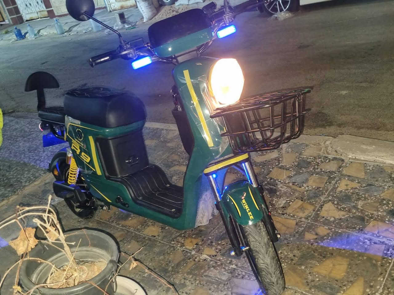 دراجه شحن R9 للبيع بطاريات حجم كبير 32امبير وملف 1500 بيه بلوتوث ومنفذ شحن للموبايل مده الاستعمال شهر دراجه بعده بحاله الوكاله للتواصل والاستفسار  الاتصال على الرقم واتساب ***********
