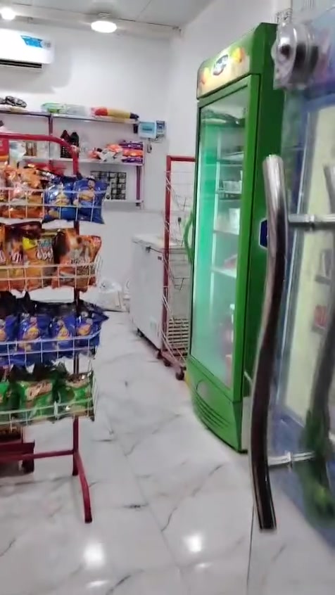 سلام عليكم شباب متاح محل للبيع 3 برادات ومجمده وسبلت ورفوف ومسواك سعر ب5 ملايين وبي مجال ***********
