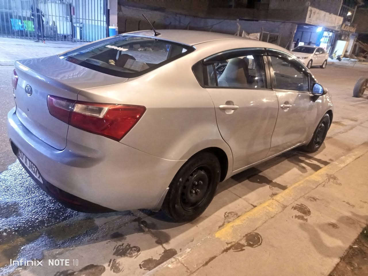 كيا ريو موديل 2012رقم دولي مصبوغه عام أثر جراد مكينه وكير نعمه من الله صدر جديد دبلات جدد اقتصاديه بصرف الوقود سياره مال بيت ضررهه الجاملغ من جهه السائق ومصلح على البارد سيارة رزنه بلسياقه والي يحب يشتري ثاني يوم اداورله سنويه وهزة جدد السعر 88 ورقه الإتصال على الرقم ***********
