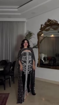 ملبوس مرة وحدة • قياس 42 • توصيل متوفر