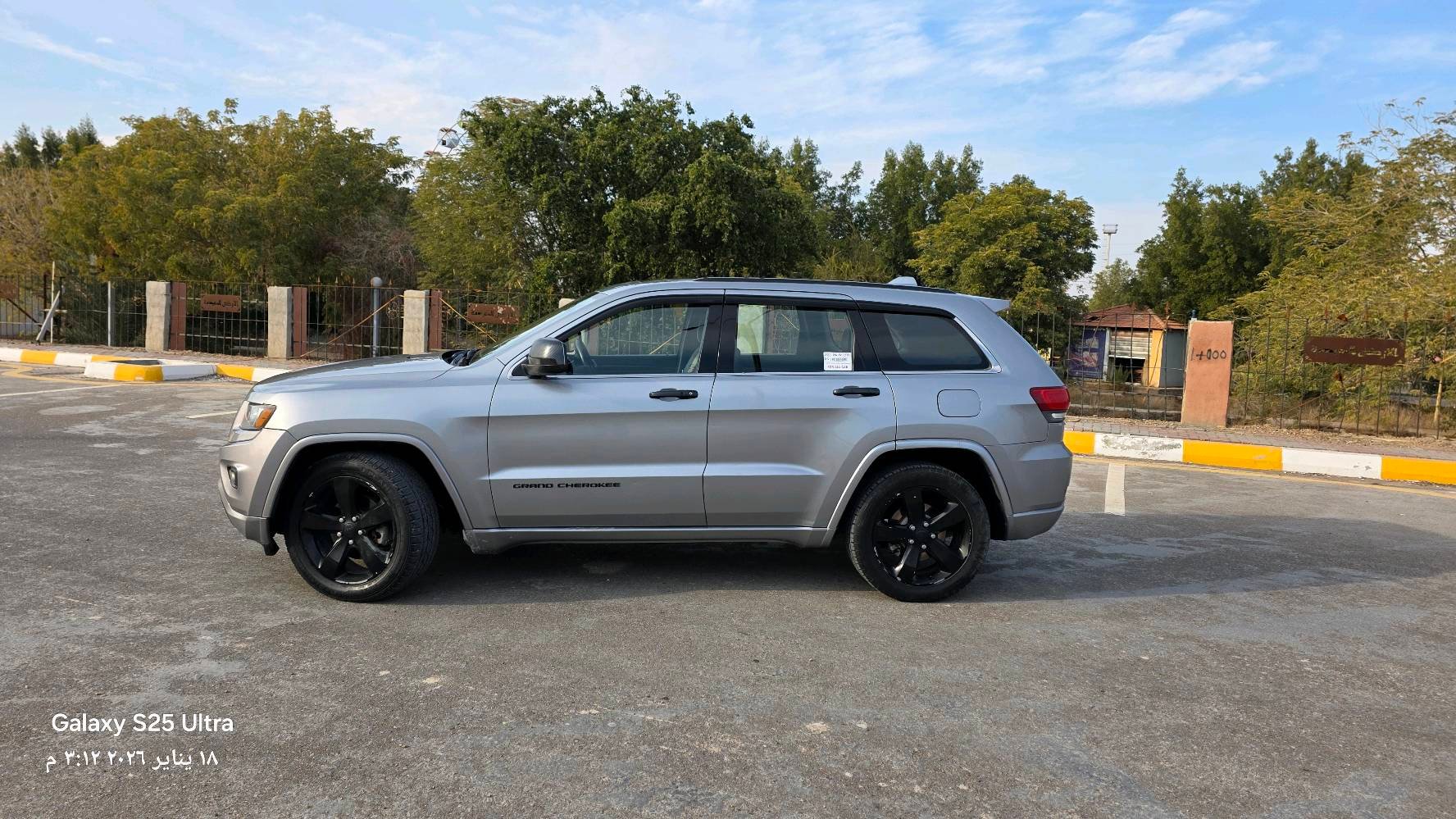 🚙 جيب جراند شيروكي 2015 – V6
اللون: سيلفر
🔧 المحرك والأداء: محرك 3.6 لتر V6، قوة 290 حصان
260 عزم دوران 
ناقل حركة أوتوماتيك 8 سرعات
دفع رباعي 4×4
صرفية وقود تقريبية:  20 لتر / لكل 100 كم
🛋️ الداخلية والراحة: شاشة معلومات ونظام ترفيهي
تكييف مزدوج المناطق
تشغيل بالبصمة + تشغيل عن بعد 
كاميرا خلفية
أزرار تحكم على المقود + تدفئة المقود
المراء الوسطية كهربائية (اوتوماتيك) 
مقعد السائق كهرباء + تدفئة مقاعد امامية 
نظام Uconnect (في الفئات العالية)
🛡️ الأمان: وسائد هوائية 
مثبت سرعة (Cruise Control)
نظام مراقبة ضغط الإطارات
سناسر خلفية (حساسات) 
🚗 المظهر الخارجي:
أضواء زينون أمامية وضبابية
مرايا الجانبية هيتر
فتح السيارة باللمس أو ريموت
عجلات ألومنيوم
🛠️ ميزات إضافية:
فتحة سقف
ديكور داخلي فخم (جلد/خشب)
نظام تعليق ناعم ومريح
🛠️ الضرر: فقط باب السائق مبدل ومصبوغ بامريكا بالشركة
📍 الحالة: الصدر الامامي يحتاج الى صيانة فقط! (الحدادية)
💰 السعر: 22.000$ قابل للتفاوض للجادين
📞 للتواصل: *********** / واتساب او اتصل على الرقم مباشرة!
