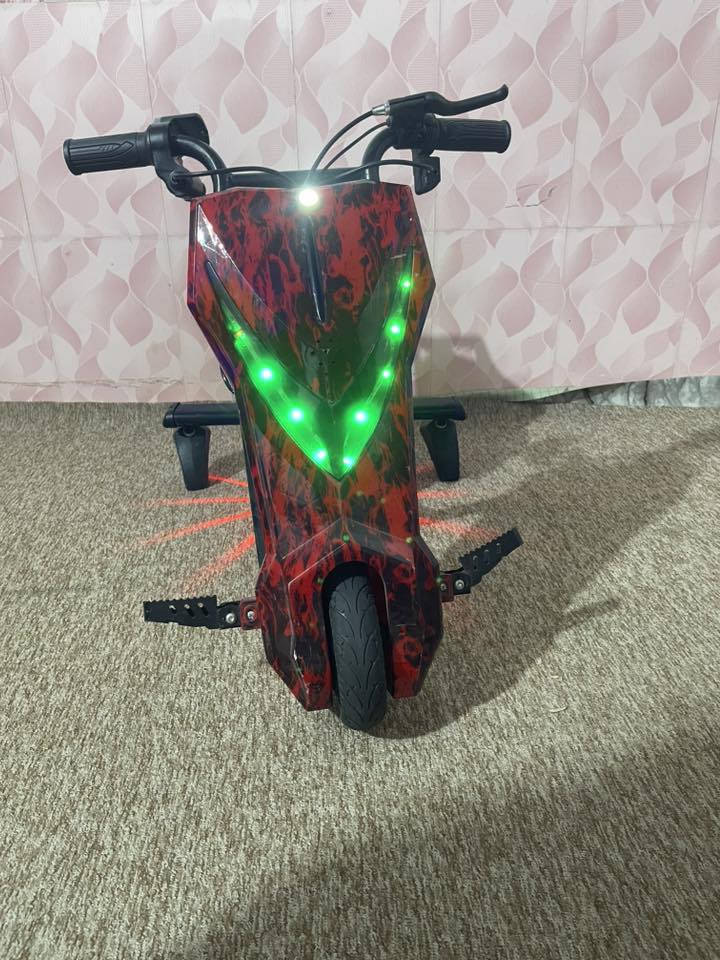 🔋 سكوتر درفت شحن - الحجم الكبير (قابل للتكبير والتصغير)
🔹 يتحمل وزن أكثر من 100 كيلو 🏋️‍♂️
🔹 بطارية ليثيوم قوية 🔋 (أفضل من البطاريات العادية)
🔹 مزود بـ دبلات ⚙️
🔹 إنارة LED أسفل المقعد 💡
🔹 يحتوي على هورن (بوق) 📣
🔹 تحكم سرعة بـ 3 سرعات مختلفة ⚡⚡⚡
السعر الواحد ١٢٥ وبي  مجال قليل


**إذا كنت صاحب هذا الإعلان وتريد حذفه لأي سبب، رجاءا أرسل رسالة إلى الدعم الفني**