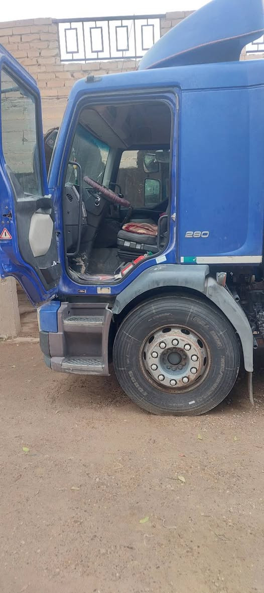 سلام عليكم للبيع فولفو موصفات  كامله موديل 2007 طول 6,5 ***********  ***********
