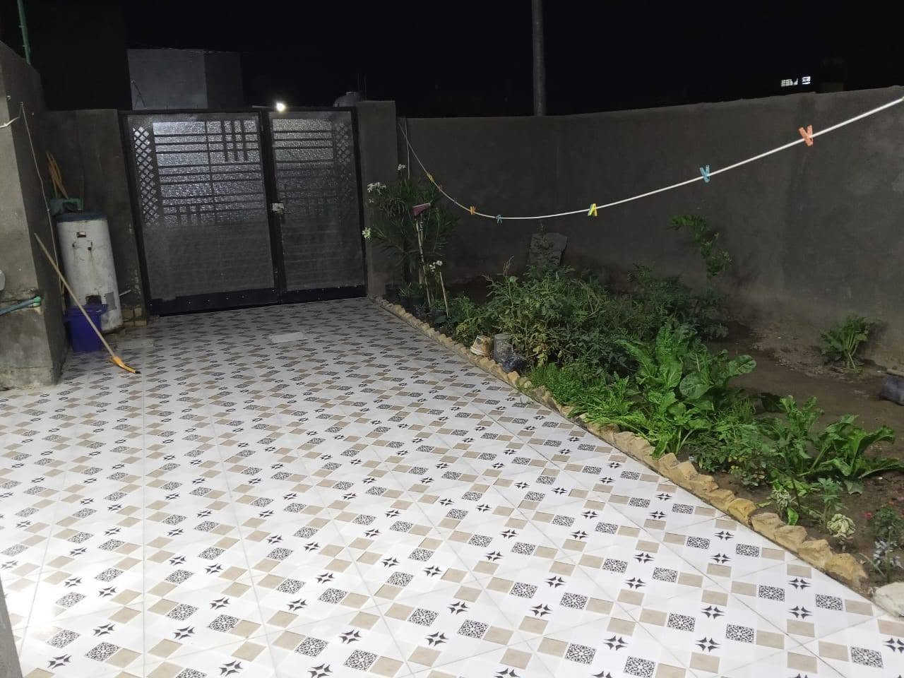 سلام عليكم بيت للبيع زراعي خلف عمارت زيتون مساحه 220 متر 
غرفتين وصاله ومطبخ واستقبال وصحيات خارجيه وداخليه وطارمه وحديقه وطابق 2 بيه غرفه سعر 65 وبيه مجال  للستفسار تصل ع رقم ***********

