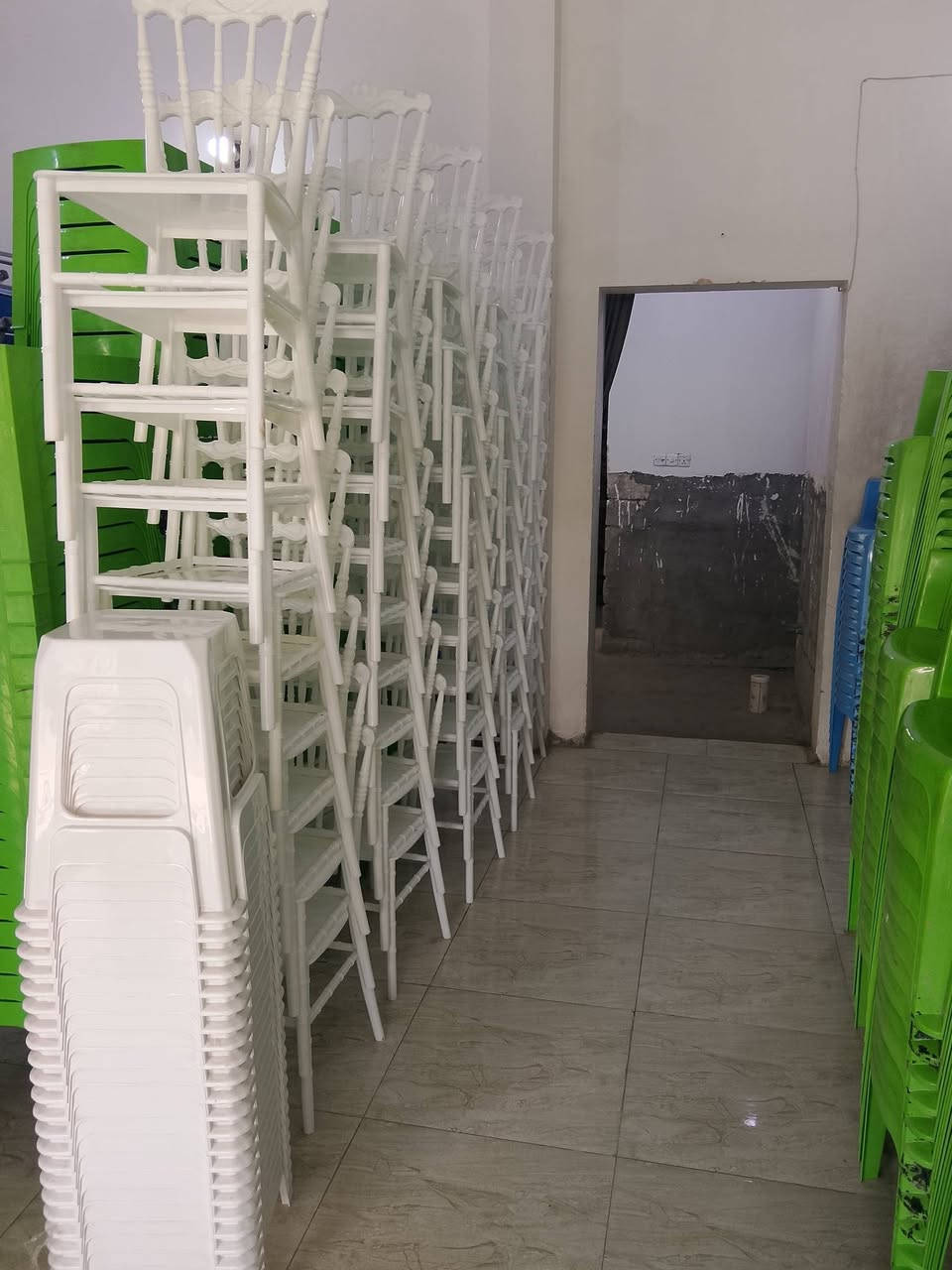 تتوفر غراض جديده ونضيفه للايجار توجد كراسي جديده بانواعها للايجار توجد كراسي بلون الاخضر ولون السمائي للايجار وتوجد كراسي فلات بلون الاخضر ولون الابيض للمناسبات والحفلات وتوجد طبلات بانواعها للايجار وتتوفر جميع الادوات الطبخ من كدوره وطباخات ومصافي وجفاجير وطشت للايجار وتوجد مبردات كبيرة وصغيرة ووسط للايجار وتوجد مغاسل كبيره ام تانكي للايجار وتوجد مولدات كاز كامه للايجار ومولدات بانزين للايجار وتوجد براميل بلاستك نضيفه للايجار ويوجد سيار كهرباء للايجار ويوجد عفريت للايجار تتوفر جميع مستلزمات المناسبات وحفلات والفواتح تتوفر في محلات الاخوين محلات ماجد حامد الكرغولي مكان المدائن سلمان باك تقاطع بانروما تقاطع ابو صابرين مقابيل معرض خالد زياره مجاور حاتم الدوشمجي يفتح المحل من ساعه سادسه صباحا الى الساعه السابعه مساء جميع الاغراض بأسعار مناسبة للاستفسار على رقم ***********///***********
