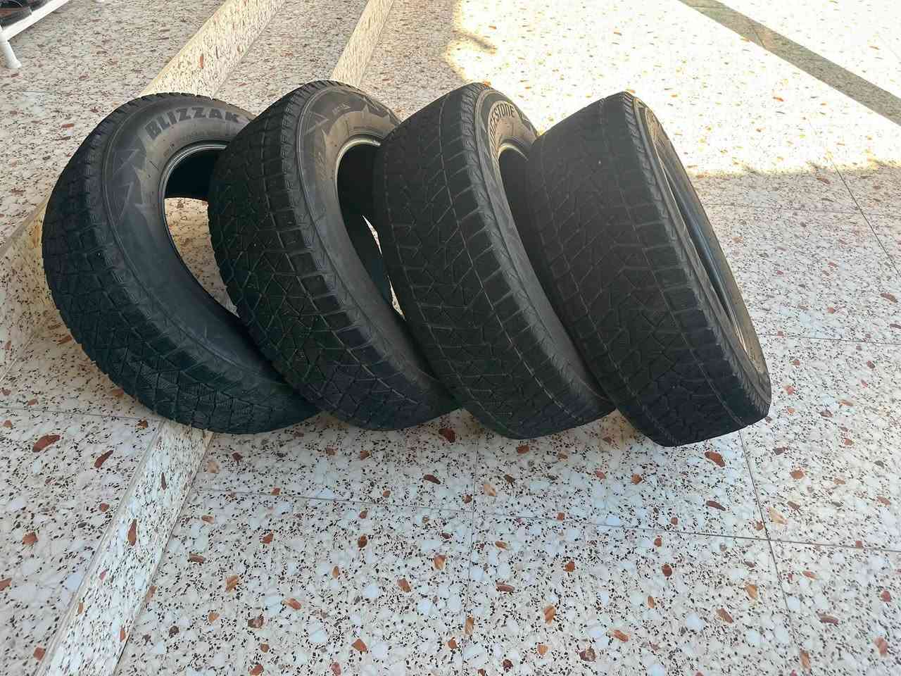طخم تايرات بريجستون 235/65/17 نسبه النظافة ‎%‎70  اصلى الصنع لنيسان روج السعر 200 الف اتصال *********** وشكرا
