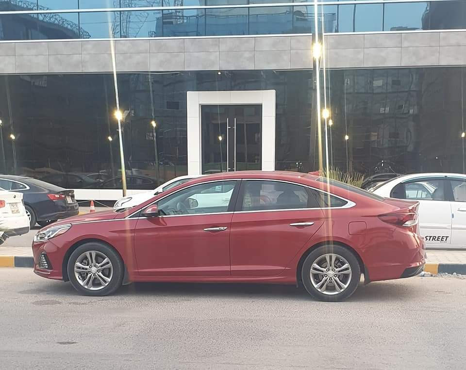 تحياتي سوناتا سمارت 2019 وارد امريكي لمتد فول مواصفات رقم نجف باسمي مواصفات السيارة شاحن مبايل واي فاي تبريد خلفي 
جنطة ذكية 
بصمة ابواب وتشغيل 
حساس اطارات رادار امامي وخلفي كامرة امامية حساس جانبي للاجتياز سياقة الية في الشوارع المخططه ويل 17 وهواي مواصفات  بيها السيارة جديدة كلش حادثها جانبي كماموضح بلصورة صبغ الجاملغ الخلفي وباب مبدل والباقي كلة مكفول البجم كبس الشركة  تصليها بلعراق درجة اولى عليها برمجة للبانزين العادي تراي للبصرة بشرط اذا دكت ادونز مرجوعة سيارة سريعة واقتصادية وبالعافية علياخذها مكاني بلنجف سعرها 160ورقة رقم تلفوني *********** النجف, العراق
