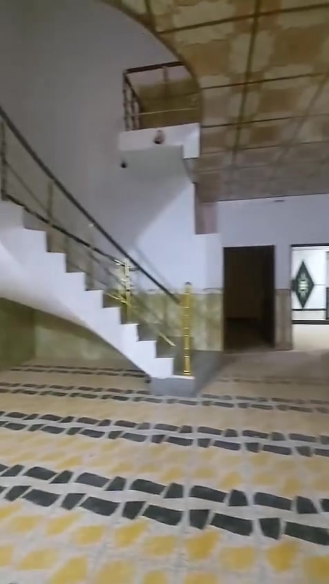 للأيجار بيت طابقين ٤ نوم في الأنواء قرب الشارع العام
مساحته ٢٥٠ متر السعر ٤٠٠ ألف للإستفسار***********
