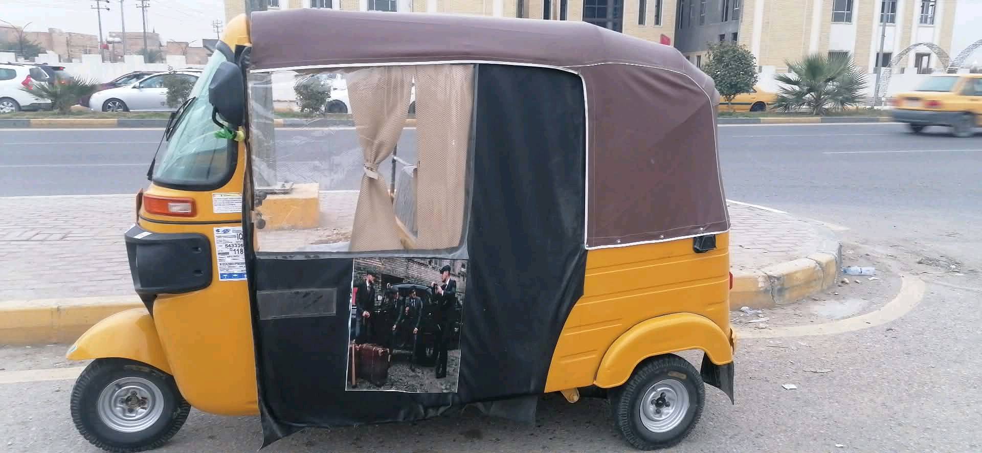 هذا تك تك معروض للبيع بحالة ممتازة. اللون الخارجي أصفر مع سقف بني، والمقاعد ما زالت مغطاة للبقاء على نظافتها. تتوفر به كافة الخصائص الأساسية التي تحتاجها لبدء العمل فوراً. التصميم يوفر راحة وسلامة للركاب والسائق معاً. مثالي للاستخدام داخل المدينة. المحرك تم فحصه حديثاً وهو يعمل بكفاءة. فرصة ممتازة لمن يبحث عن وسيلة نقل اقتصادية وفعالة.