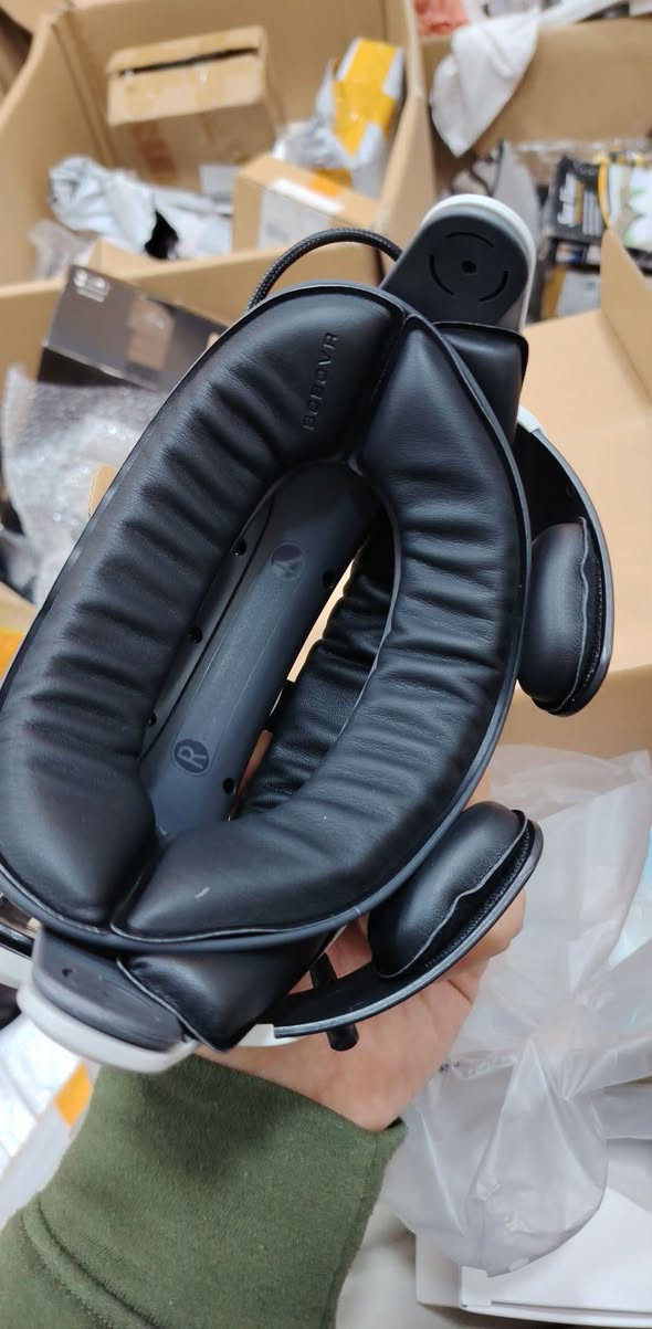 نظارة واقع افتراضي meta quest 2 ذاكره 128GB مع ستناد رأس اضافي + بور بنك نظافة 98‎%‎ عنوان بغداد السعر 280 الف بي مجال بسيط للتواصل *********** متوفر توصيل
