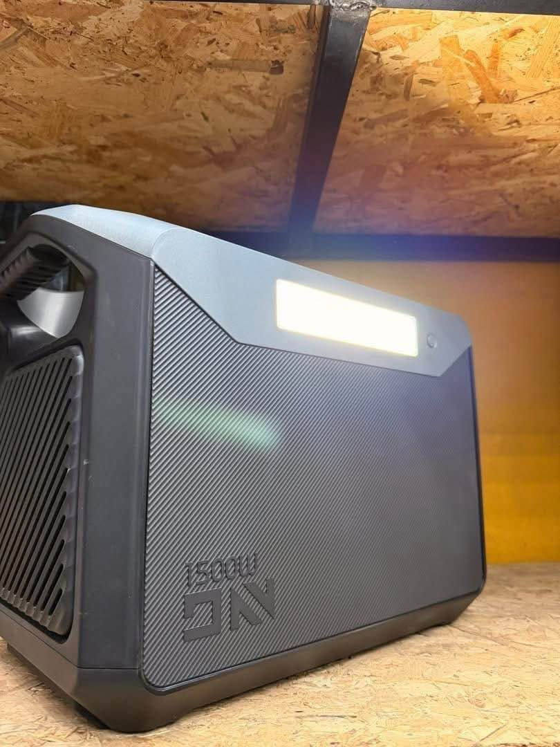 DaranEner NEO1500 Pro – محطة طاقة محمولة

المعلومات الأساسية

* الموديل: NEO1500 Pro
* الوزن الصافي: 18.7 كغم
* الأبعاد: 440 × 235 × 295 ملم
* السعة: 1382 واط-ساعة (Wh) / 25.6 فولت / 54 أمبير-ساعة (Ah)

المخارج

* مخرج AC: 230 فولت، 50 هرتز، 1800 واط
* AC Bypass: يتحمل لحد 2400 واط
* USB-A: شحن سريع حتى 24 واط
* USB-C ×2: حتى 100 واط
* ولاعة السيارة: 12 فولت، 10 أمبير، بحد أقصى 120 واط
* DC5521 ×4: 12 فولت، 10 أمبير، بحد أقصى 120 واط

المدخلات

* الشحن من الكهرباء: 200–240 فولت، 50 هرتز، 15 أمبير، بحد أقصى 2400 واط
* الطاقة الشمسية: 33–60 فولت DC، بحد أقصى 600 واط

البطارية

* النوع: LiFePO4 (فوسفات حديد الليثيوم)
* دورات الاستخدام: تقريباً 3500 دورة عند بقاء 80% من سعة البطارية
* درجة حرارة التفريغ: من -10 إلى 45° مئوية
* درجة حرارة الشحن: من 0 إلى 45° مئوية
* التخزين: يُنصح بشحنها مرة واحدة بالشهر 

السعر قابل لتفاوض  اي استفسار  متوفر وتساب 
*********** شط العرب, البصرة
