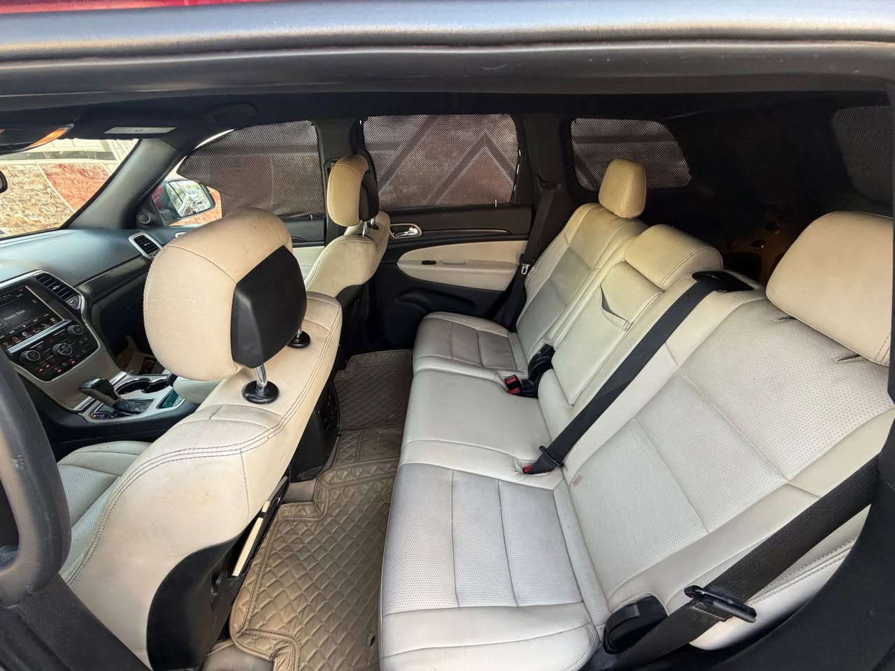 Jeep - Grand Cherokee
جيب - كراند شيروكي - لاريدو
الموديل : 2017
وارد امريكي تقرير غرق نص الويل تقريرها تعمل وتسير
السيارة نظيف وكفالة
- كامرة خلفية
- داخل جلد 
- نظام تشغيل واطفاء المحرك اوتماتيكي للتوفير من صرف *الوقود ( Auto Stop ) .
- بروجكتر امامي زنون .
- حساسات خلفية.
- نظام تدفئة المري
- نضام ECO لتقليل صرف البنزين .
- نضام SPORT .
- نضام Cruise لتثبيت السرعة .
- شفتات ستيرن .
- كشافات ضباب خلفية .

* حدادية جديدة امامي خلفي
* طخم تاير جديد 
* لايت عالي ناصي زنون

*********** Singapore

