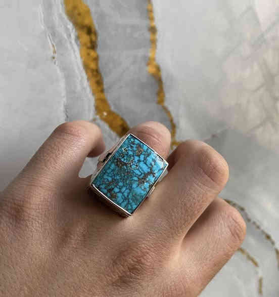 سلام عليكم خاتم فيروز نيشابوري الحجر من ايران جايبه والصياغه على ايدي طول الحجر 2 سم ونص والعرض 2 سم قياس الخاتم (23) للبيع مكاني بغداد لا يوجد توصيل ***********
