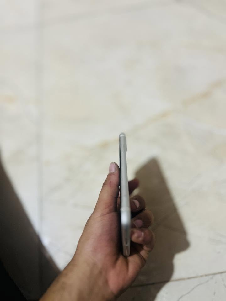 ايفون ١١ عادي لون ابيض مبدل شاشة فقط ذاكرة ١٢٨ بطارية ٨٢ وكلشي موضح يمكم بل صور سعر ١٧٥ وبي مجال للاستفسار على هذا رقم ***********
