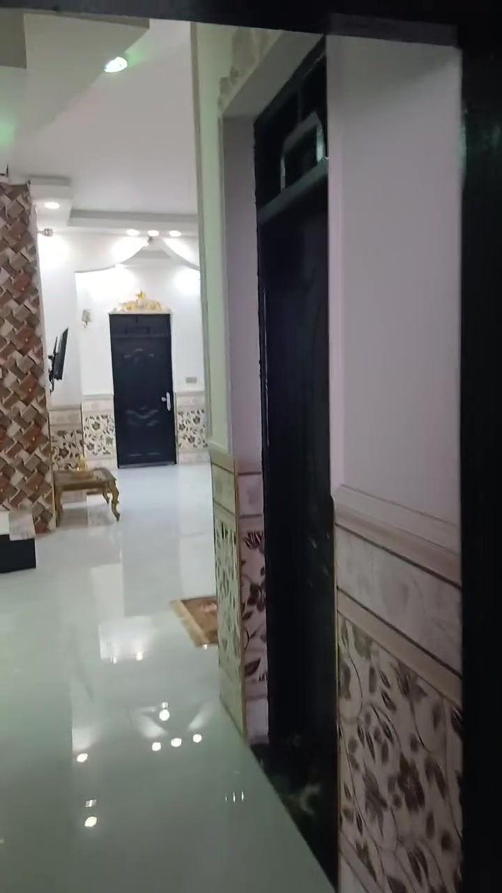 بيت للبيع حي جولان 2 شارع ١٢ مجاري تبليط اناره كامله من كلشي ٣ قطعه عن حولي٤٠ مساحه الدار ٢٥٠م بناءطابوك مكون من٢ غرف نوم و٣ مناور صاله جبيره مطبخ حار بارد واستقابل  وحديقه وكراج سياره بيت كامل من كلشي  ديكورات ملكي ارضيه بورسلين وطرمه كاشي  ***********
