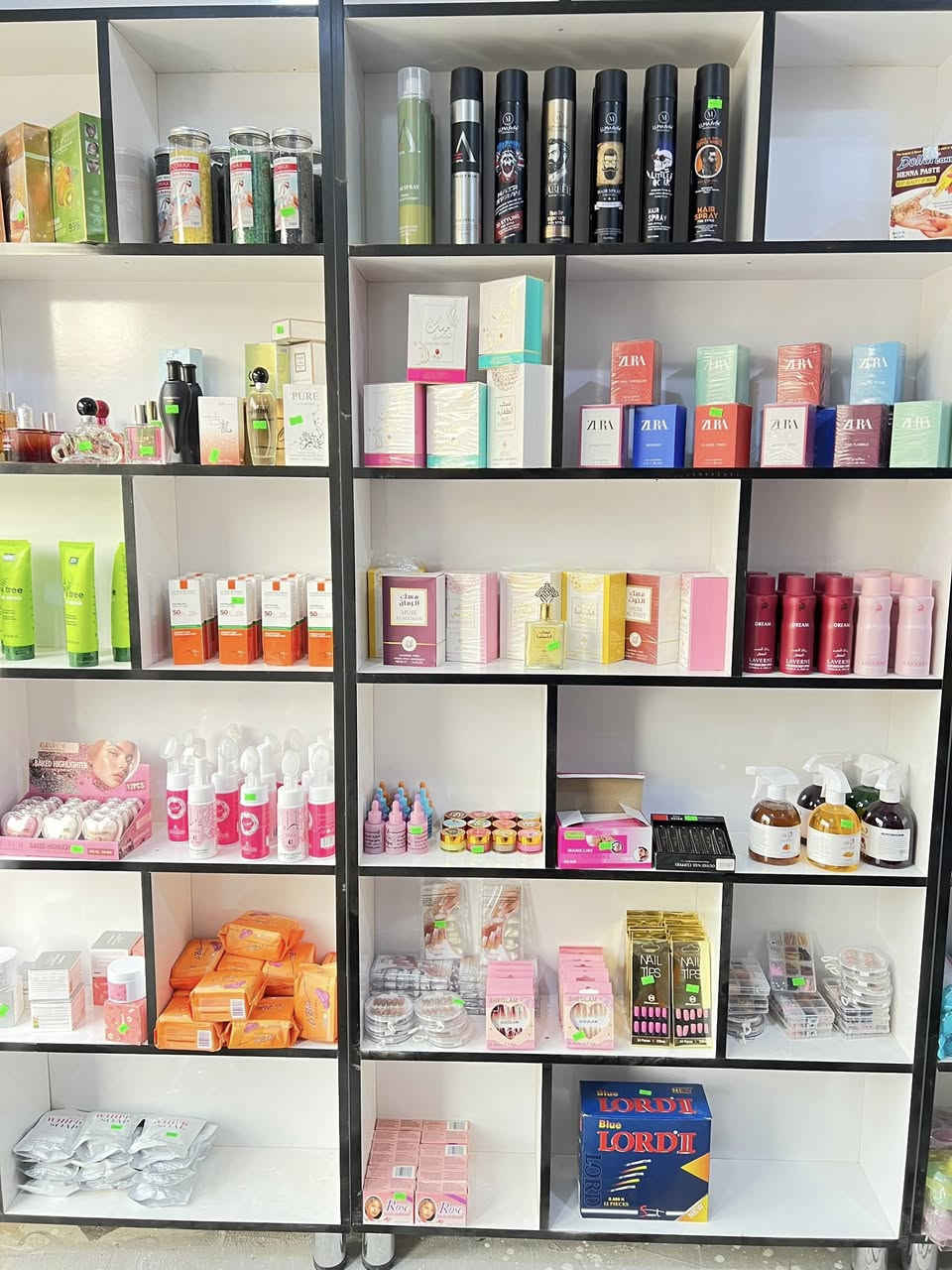 #فرصه تجاريه اغتنمها بسرعه
محل كوزمتك وعطور للبيع (بالكامل أو ديكور فقط) 💄✨

للبيع محل كوزمتك شغال وبكامل بضاعته في (الناصريه-الفداء). المحل مجهز بديكورات راقية وبضاعة منوعة (مكياج، عناية بالبشرة، عطور).

✅ موقع تجاري نشط.
✅ عقود تجهيز مع أفضل الموردين.
✅ جاهز للاستلام والعمل فوراً.

علماً !!!!
 تعطى وكاله و تدريب على فنون البيع و التشخيص لشركه عالميه رصينه ( براند ) تسلم مع للمشتري مجاناً 

للسعر والتفاصيل، يرجى التواصل عبر الخاص أو الاتصال على الرقم فقط ولا نرد على التعاليق: (***********).
