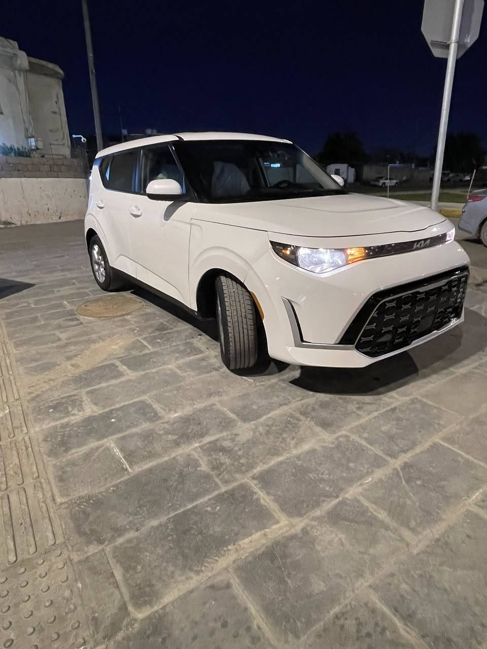 كيا سول موديل 2024. دخول جديد حره فحص موقت الحادث بس دعاميه وراديترات مبدلات وبيه كلير من أميركا قطعتين سعر 135 / رقم الهاتف ***********
