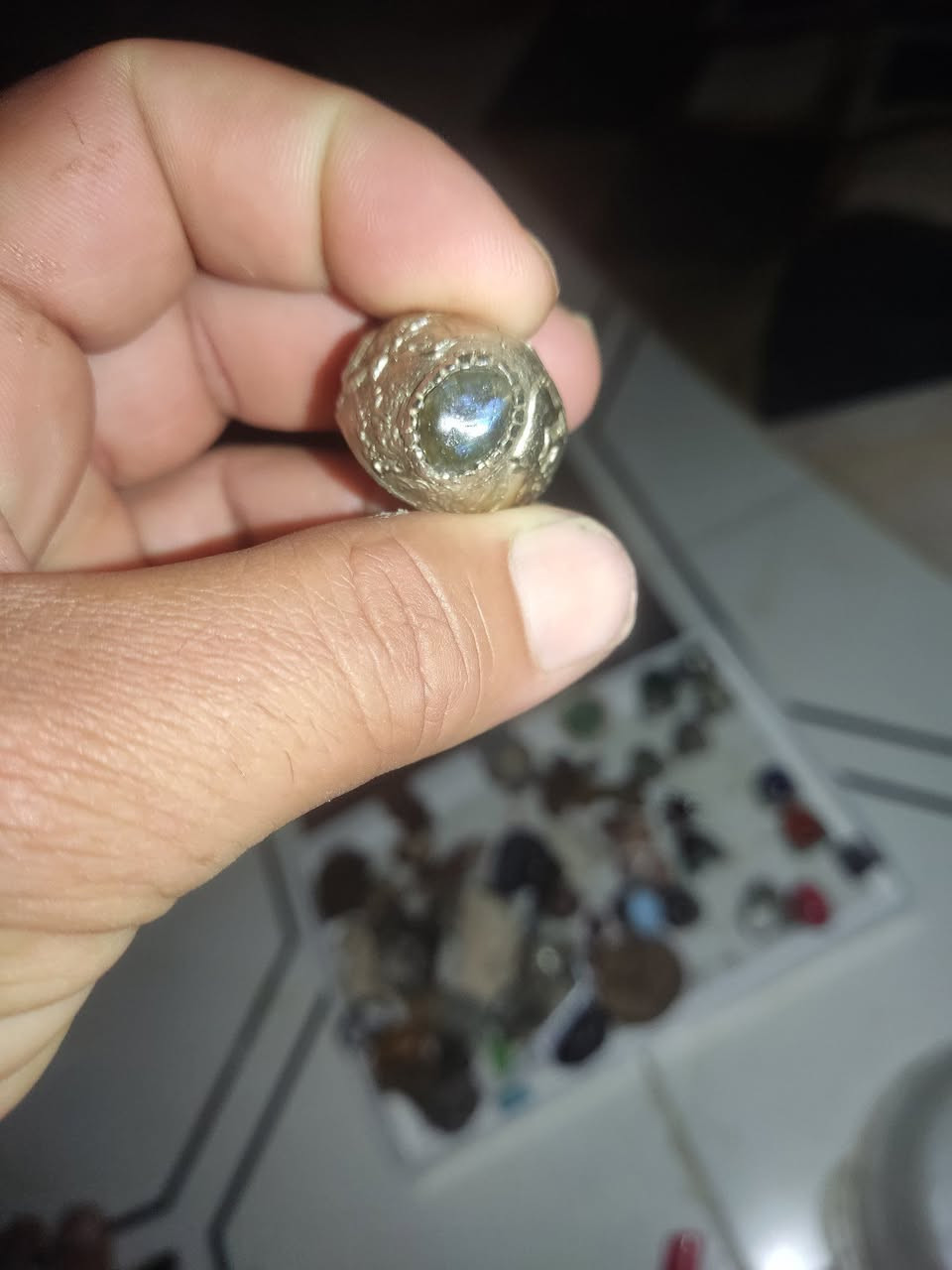 خاتم متوج بحج"
فوائد حجر الطاووس للنساء

+3
يُعرف "حجر الطاووس" علمياً باسم اللابرادوريت (Labradorite). يُعد هذا الحجر من الأحجار الروحية المميزة، ويشتهر بتقديم دعم شامل للمرأة في عدة جوانب حياتية ونفسية، أبرزها: 

Facebook
·بيت الأحجار الكريمة
تعزيز الجاذبية والثقة: يساعد في إبراز الجاذبية الأنثوية، منح دفعة قوية للثقة بالنفس، وتقليل الشعور بالإحراج والخجل.
التوازن العاطفي والنفسي: يساهم في تبديد مشاعر القلق والتوتر، التخلص من الاكتئاب، وتحقيق السلام والاستقرار العاطفي.
الحماية والطاقة الإيجابية: يُعتبر درعاً واقياً ضد الطاقات والمشاعر السلبية، مما يمنح المرأة شعوراً عالياً بالأمان.
تطوير الحدس والإبداع: يقوي من حاسة الحدس، يُحفز الخيال، ويدعم التفكير الإبداعي. 

بانا جولري
 +4
يمكنك الاطلاع على تفاصيل أكثر حول الطاقة الروحية لهذا الحجر وخصائصه عبر مقال حجر لابرادوريت الطبيعي – طاقة وفوائد حجر الطاووس في متجر جي ستور.
اسوارة اللابرادوريت الطبيعي – جمال غامض وطاقة روحية فريدة - بانا جولري
فوائد حجر اللابرادوريت (حجر الطاووس):. حماية من الطاقة السلبية – يُعتقد أن هذا الحجر يعمل كدرع ضد الطاقات السلبية ويمنح مرتديه شعورًا بالأمان. تعزيز الحدس والقد...

بانا جولري
ويُعرف في بعض الثقافات بحجر الحماية والطاقة الإيجابية. فوائد حجر الطاووس ...
تعزيز الحماية الروحية: يُعتبر حجر الطاووس من الأحجار التي توفر الحماية الروحية. يُعتقد أنه يحمي من الطاقات السلبية والمشاعر السلبية ويمنح الشعور بالأمان الروحي.

Facebook
حجر الطاووس يتألق في عالم الأحجار الكريمة الساحر - متاجر شعبية
مميزات عن حجر الطاووس طبيعي: حجر الطاووس يتميز بجماله اللافت وانتشار الألوان الزاهية على سطحه. يتميز بتدرجات لونية متعددة تشبه ريش الطاووس، مثل الأزرق والأخضر و...

متاجر شعبية

0:09
حجر الطاووس (Labradorite) هو حجر كريم مميز من فصيلة الفلسبار، ويشتهر ...

Facebook·بيت الأحجار الكريمة
حجر لابرادوريت الطبيعي – طاقة وفوائد حجر الطاووس | gijstore الأردن
طاقة حجر اللابرادوريت. يُعرف اللابرادوريت بين محبي طاقة الأحجار الكريمة بأنه حجر التحوّل، إذ يُستخدم لدعم فترات التغيير وتعزيز القوة الداخلية. من أبرز خصائصه: ي...

Gij store
والطاقة الفريدة. حجر الطاووس ليس حجرًا عادياً… هو انفجار من الألوان، تمامًا .


**إذا كنت صاحب هذا الإعلان وتريد حذفه لأي سبب، رجاءا أرسل رسالة إلى الدعم الفني**