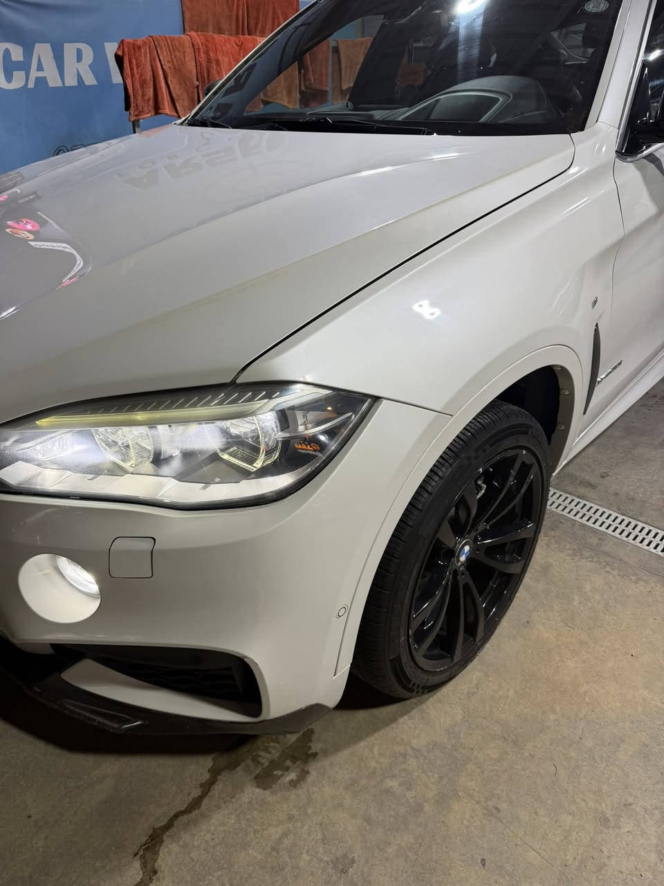السلام عليكم

سيارة BMW X6 موديل 2015 محرك 8 سلندر توين تيربو، السيارة وارد خليجي وكالة العروش (وكالة BMW العراق) كلين تايتل ما بيها لا بارد ولا دافي، السيارة ماشية 120.000 كم وكلش نظيفة تصرف عليها بالزايد 10 اوراق ترجع توها طالعه من المصنع.

السيارة أعلى مواصفات بفئتها ومن الاخير رايدها ب 250 ورقة (دفترين ونص) ورقة ما أوكع إذا تناسبك السيارة ببغداد وهذا رقمي *********** واذا ما تناسبك فتروحلك فدوة السيارة.
