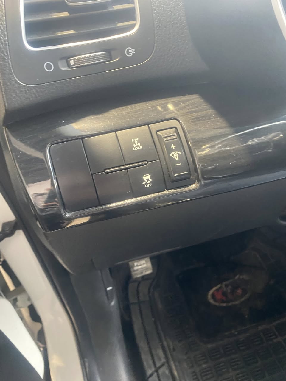 سورنتو 2014
للبيع أو للمراوس 
بدون صبغ
مواصفات 1/1
تدفئة تبريد بل كشن 
داخل قرميد 
السيارة اعلى مواصفات
غير متواجد خاص 
للاستفسار اكثر :
***********
