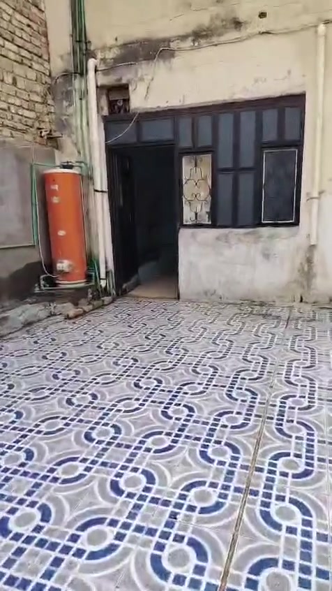 بيت للأيجار حي العسكري خلف المستوصف مساحه ٣٠٠ متر يحتوي عله ٣ غرف وصاله وحمامات داخليه وخارجيه مع الحوش الخارجي مساحته كلش جبيره سعر الايجار ٢٥٠ قفل للأتصال ***********
