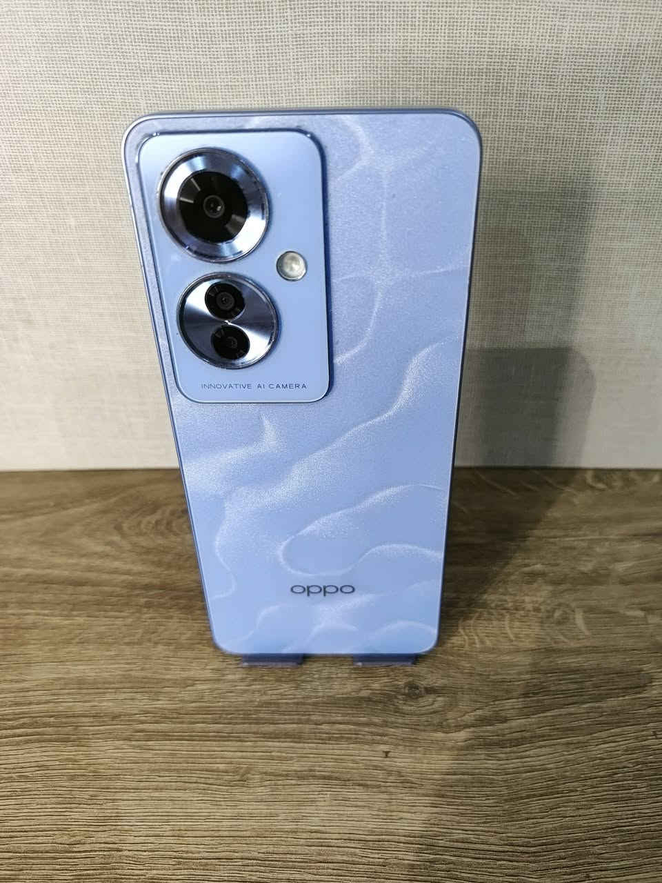 الجهاز الظاهر في الصور هو هاتف OPPO Reno11 F 5G (باللون الأزرق المميز بنقشة تموجات المياه الأنيقة).
الجهاز الظاهر في الصور هو هاتف OPPO Reno11 F 5G (باللون الأزرق المميز بنقشة تموجات المياه الأنيقة).
إليك أهم وأبرز مواصفات هذا الجهاز بالتفصيل بناءً على ما يظهر في شاشة معلومات الهاتف والصور الأخرى:
📱 المواصفات التقنية الرئيسية
الشاشة: شاشة كبيرة بحجم 6.7 بوصة (من نوع AMOLED تدعم ألواناً ممتازة وتأتي بحواف نحيفة جداً).
المعالج: من نوع MediaTek Dimensity 7050، وهو معالج قوي يدعم شبكات الجيل الخامس 5G ويقدم أداءً ممتازاً وسلساً في الألعاب والمهام اليومية.
التخزين والذاكرة:
مساحة التخزين الداخلية: 256 جيجابايت (تتيح لك حفظ آلاف الصور والفيديوهات).
الذاكرة العشوائية (RAM): 8 جيجابايت، مع ميزة توسيع الذاكرة افتراضياً بإضافة 4 جيجابايت إضافية لتعزيز الأداء أثناء فتح تطبيقات متعددة.
البطارية: سعة ضخمة تصل إلى 5000 مللي أمبير، وتدعم الشحن السريع جداً (بقوة 67 واط بتقنية SUPERVOOC).
📸 منظومة الكاميرات
الكاميرات الخلفية (ثلاثية):
الرئيسية: بدقة 64 ميجابكسل لالتقاط صور عالية الدقة والتفاصيل.
الزاوية الواسعة جداً (Ultra-Wide): بدقة 8 ميجابكسل لتصوير المناظر الطبيعية والمجموعات.
الماكرو (تصوير الأشياء القريبة جداً): بدقة 2 ميجابكسل.
الكاميرا الأمامية (السيلفي): ممتازة جداً بدقة 32 ميجابكسل لتقديم صور سيلفي واضحة ونقية.
⚙️ نظام التشغيل والتصميم
واجهة التشغيل: يعمل بنظام ColorOS 14.0 المبني على نظام أندرويد، وهي واجهة سلسة، سريعة، وتحتوي على ميزات ذكاء اصطناعي ذكية.
التصميم: يتميز بظهر ذي مظهر مائي متلألئ (يعرف بتصميم الجسيمات المغناطيسية) مع إطار مسطح مريح لليد، ومقاومة جيدة لقطرات الماء والغبار بمعيار IP65.
سلسة (Smooth): تتيح لك اختيار معدل إطارات قوي جداً (Extreme) للعب بسلاسة تامة وثبات عند 60 إطاراً (60 FPS). سعره 190 وبي مجال . ***********
