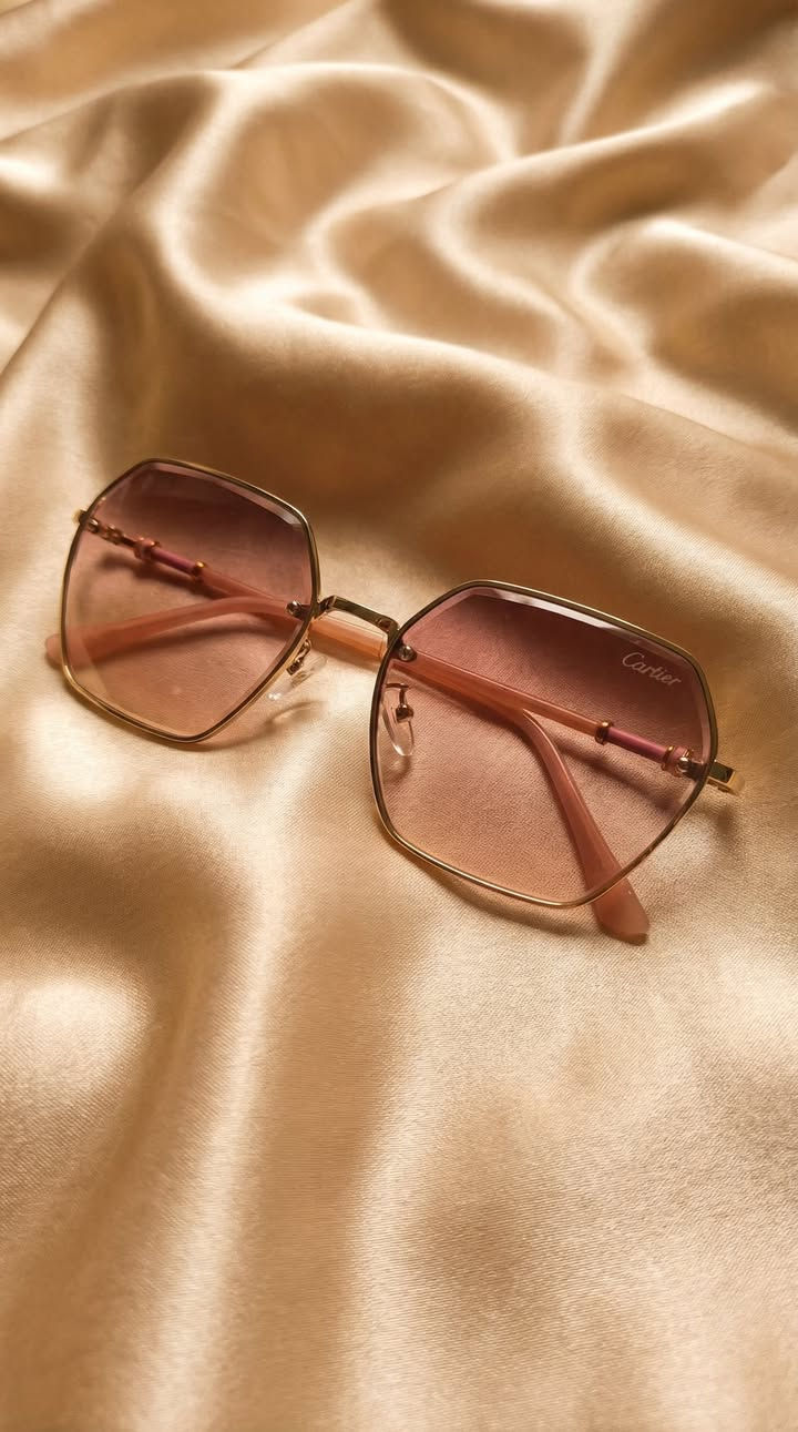 حيث تلتقي الحرفية بالخيال ✨💎
استمتعي بالفخامة المطلقة مع نظارة كارتييه السداسية. تصميم يجمع بين الدقة المتناهية في الإطار الذهبي والعدسات المتدرجة بألوان الأوركيد والوردي. قطعة لا تذبل بمرور الزمن، مصممة لمن يعشقون التميز الصامت والراقي.
لماذا ستحبينها؟
إطار ذهبي خفيف جداً يمنح راحة استثنائية.
تصميم سداسي عصري بلمسة كلاسيكية خالدة.
أذرع رفيعة تنتهي بلمسات وردية ناعمة تتناغم مع لون العدسات.
ملاحظه بدون حافضه

واتساب ***********

