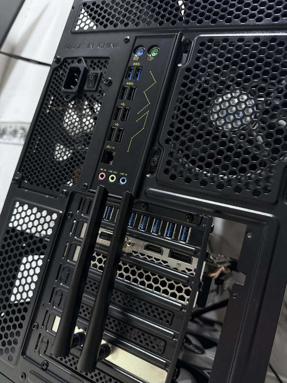 السلام عليكم - تجميعة اكستريم حلوة و مرتبة و ابيعها بفلوسها

CPU I7 6800K معالج اكستريم وليس عادي (جديد)

+ تبريد مائي 360 من براند ساما مستخدم بحالة ممتازة جدا (اخو الجديد )

M.B اعلى فئة من مشينست و اكبر حجم X99 PRO  (جديد)

GPU GTX 1660 TI (مستخدم)

RAM DDR4 16X2 32GB 3200MHZ (جديد)

M.2 GEN3 128GB (جديد) (WINDOWS 11 PRO)

PSU 1000W GOLD +80 (جديد)

CASE عملاق وفخم و جددددييييد البارحة اشتريتة و شديتة
Jungle Leopard AC-01 Mid Tower ATX Gaming Black
7 مراوح و هب من براند ايگو جديد

ادبتر usb 3.0 يحتو على 7 منافذ

ادبتر واي فاي و بلوتوث

التجميعة اكثر القطع جديدة و البارحة جهزت و تم تعريف القطع و التحديث و جاهزة بدون اي مشاكل

السعر 550.000 

الضمان شهر
يشمل الضمان الخلل التقني فقط
 وليس الكسر او سوء خدمة الكهرباء
و الضرر من طرف المستخدم


**إذا كنت صاحب هذا الإعلان وتريد حذفه لأي سبب، رجاءا أرسل رسالة إلى الدعم الفني**