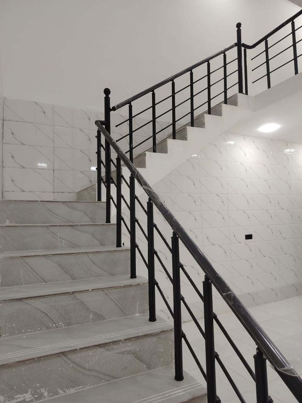 � مشتمل للبيع مساحة 100 متر – زراعي (قرار قاضي / سند 25) 🔹

📍 الموقع: الدورة – الكفاءات
خلف الشارع التجاري

🏠 تفاصيل البناء:

 • الطابق الأول:�
 ◦ استقبال
 ◦ هول
 ◦ غرفة نوم
 ◦ مطبخ
 ◦ خدمات
 • 
 • الطابق الثاني:�
 ◦ غرفة نوم
 ◦ خدمات
 • 

✨ مواصفات إضافية:
مجاري وتبليط وكهرباء  كامل 
 • بناء حديث سنة 2026
 • البيت نظيف وجاهز للسكن
 • موقع ممتاز وقريب من الخدمات

📞 للاستفسار التواصل على الخاص
***********
***********
