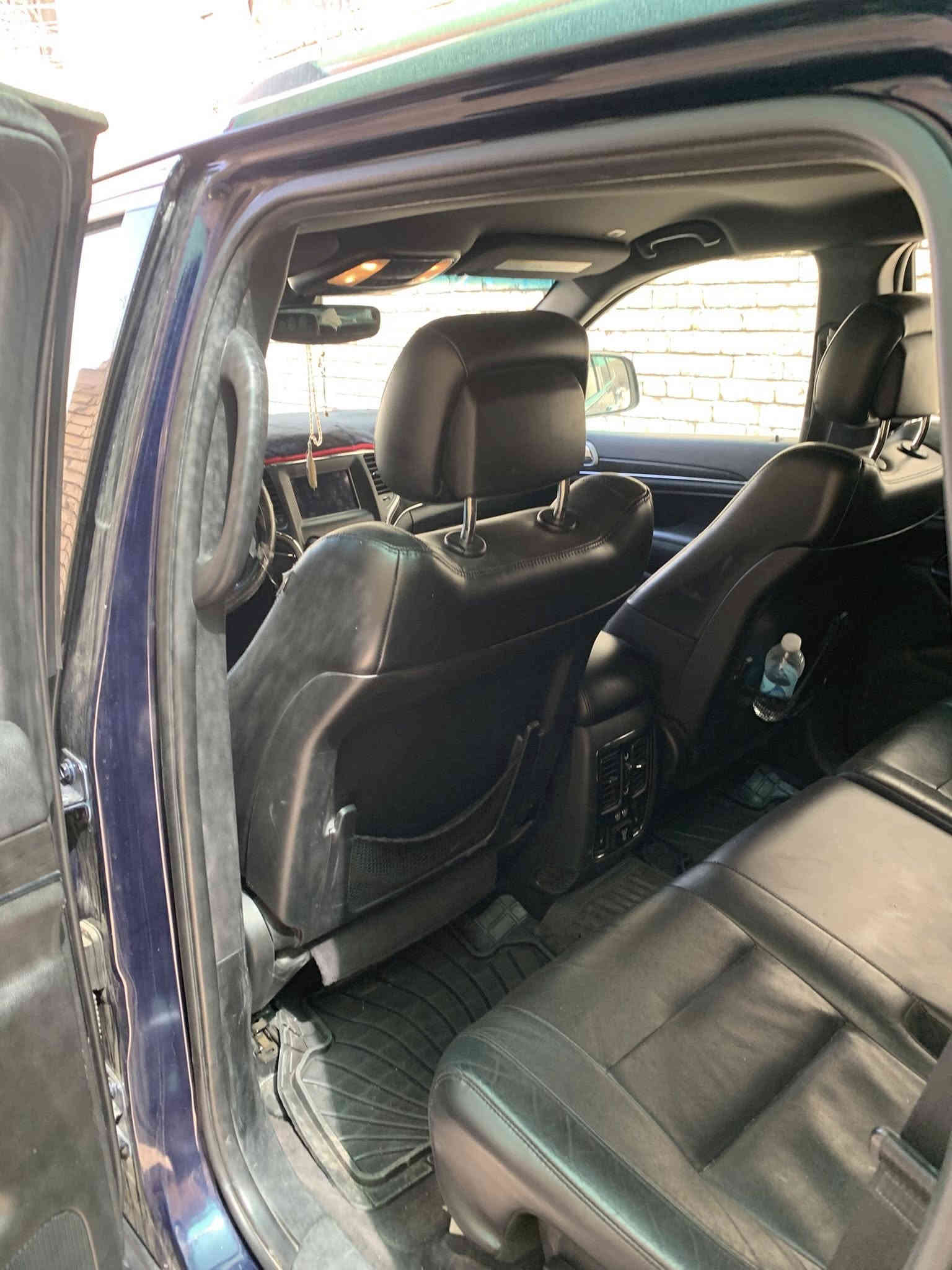 السلام عليكم جيب شيروكي موديل ٢٠١٨ نص فول سيارة نضيفة كلش واريد أمريكي ضربتهة خفيفة جاملغ و ربع البنيد  سيارة ماشية ٧٠الف  لون نيلي تشغيل عن بعد. حساسي ايرباك سليم هواي مواصفات بيهة سعر ٢٢٠ وبيهة مجال الموقع بغداد ام الكبر رقم الهاتف 
***********
