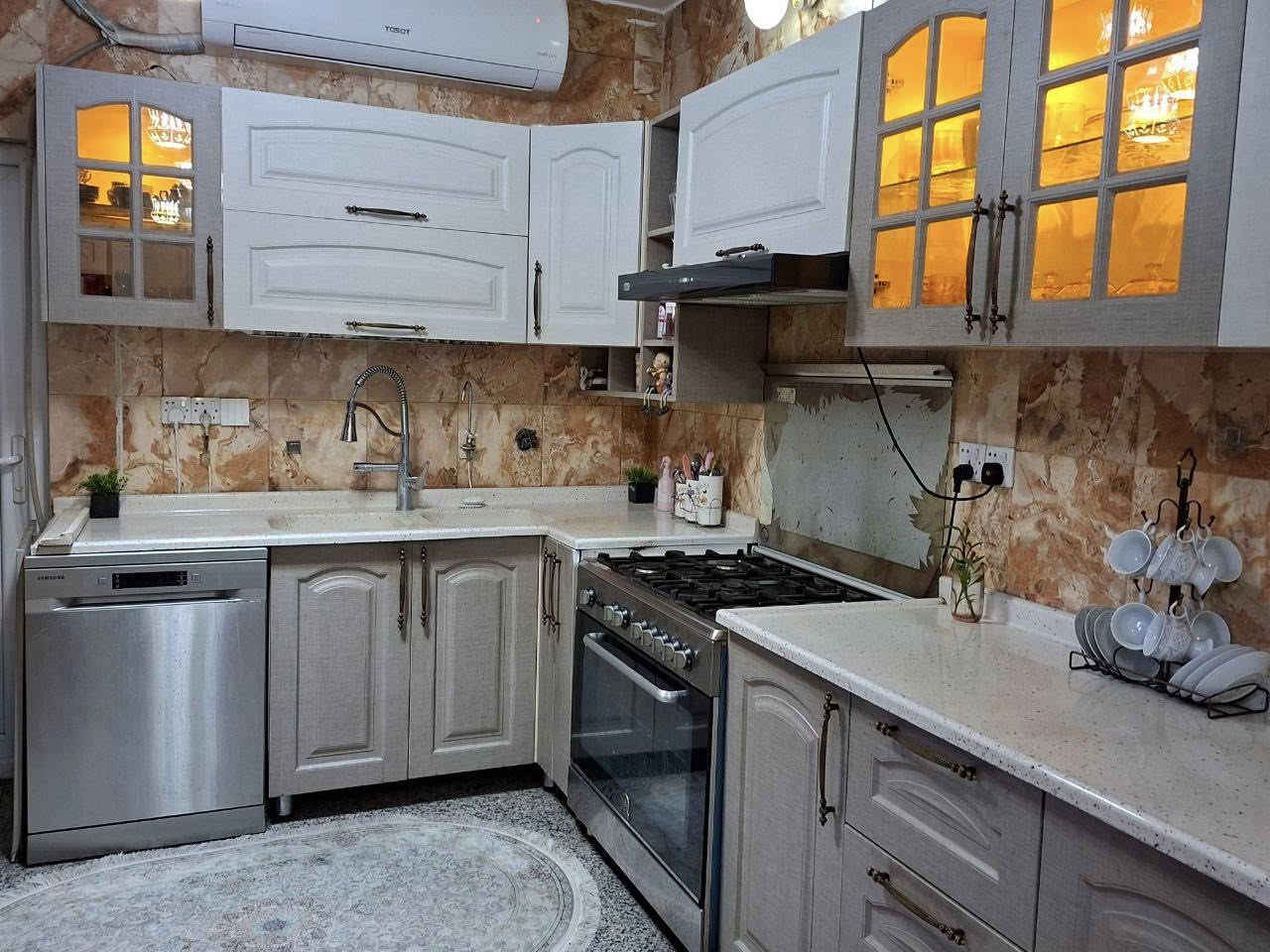 السلام عليكم كاونتر للبيع خشب درجه اولى مع مجمده حجم كبير مع طباخ نوعيه ممتازه الغراض نظيفه جدا الاتصال على الرقم *********** السعر على الخاص
