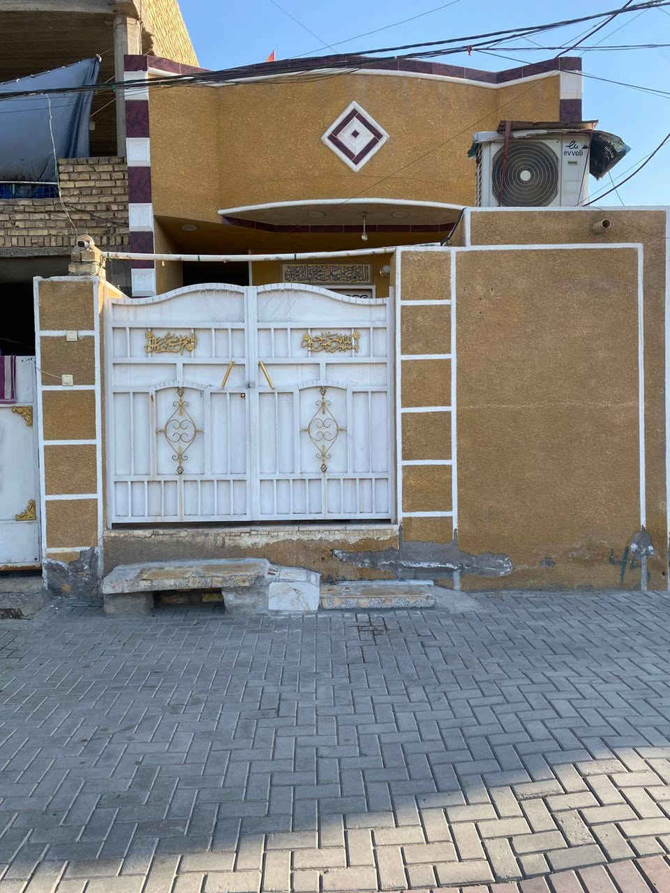 الدار للبيع مساحه 100م منطقه الثلاثينيات البيت ع ساحه ارتفاع السقف 3م و30 بناء جديد مكلف بل نشر  التواصل مع صاحب الدار ***********
