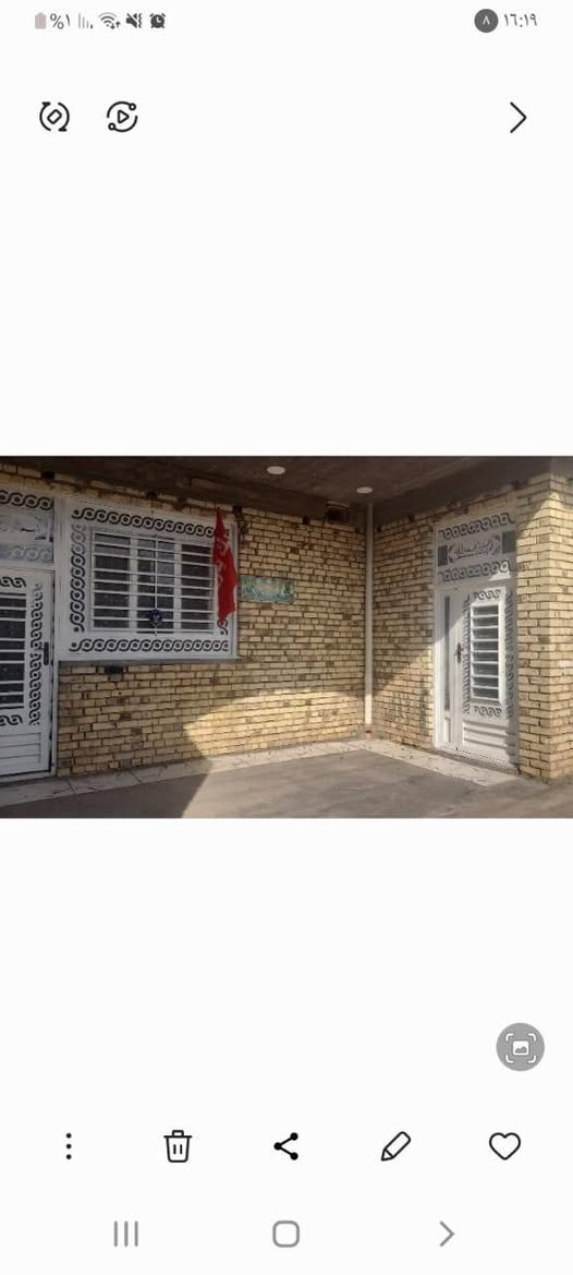 السلام عليكم بيت البيع مساحه ٢٠٠متر زراعي سند ٢٥ بحجي حسن الماجديه قرب صفاء يتكون من غرفتين واستقبال وصاله ومطبخ حار بارد صحيات وطابق ثاني يتكون من غرفتين وصاله وحمام خدمات كامله كهرباء ماء تبليط اناره استفسار على هذا رقم ***********
