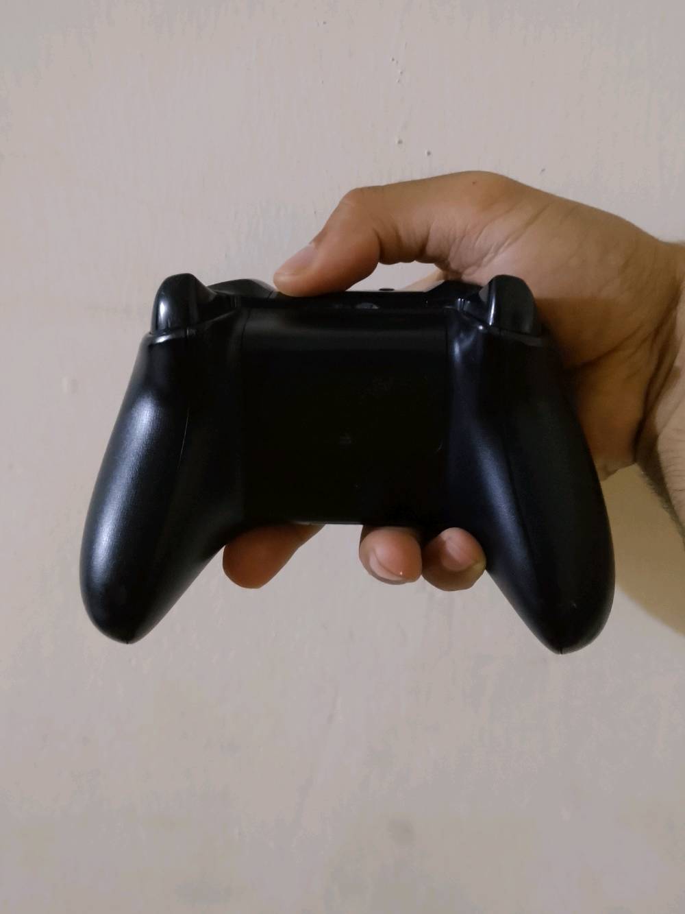 جهاز xbox one x 
واحد تيرة 
+ هارد 750 كيكة ويا 
الجهاز نظيف ويا حساب بي 22 لعبة مملوكة 
اقوة الالعاب المملوكة 
fc 25 و 24 و 23 و 22 
كود مودرن ويرفر الاولى والثانية والثالثة 
وكود فانغارد 
اساسن كريد فالهلا ويها كل الاضفات مالتها  
ذا ويتشر ٣ و ٢ 
اساسن ميراج ويونتي وبلاك فلاك  
وهواي العاب ثانية 
الجهاز بدون كارتونة فقط كل ملحقاتة كاملة 
مثبت عليه ٧ العاب يعني كبل بس شغل وتلعب 
سعر جهاز مع الحساب والألعاب وتوصيل ب 225 الف  
اكرر توصيل مجاني لباب بيتكم بأي مكان  داخل بغداد 
الرقم للأتصال 
***********