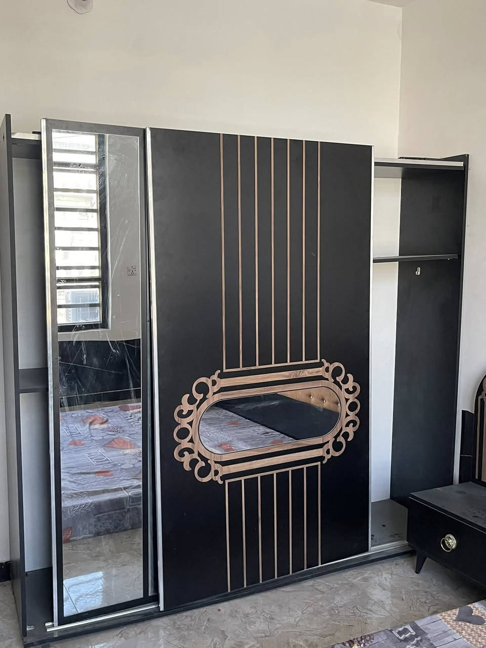 السلام عليكم خواتي الطيبين غراض للبيع
1-غرفة نوم كومديات 2 كنتور باب سلايد 
ميز تواليت + دوشك نفرين بعدة لوك 
الغرفة بدون جرباية 
السعر (175)
2- تخم 7 كراسي نظيف كلش وياه كوشاتة 
السعر (250) 
3- سبلت TCL ١طن انفيرتر مشتغل موسم واحد ابو الذاكرة من تجي الوطنية من وحدة يرفع الامبيرات 8 وعلى المولدة يشغل من وحدة 2 امبير او 3 حسب رغبتك 
السعر (350) 
الاسعار بيهن مجال اذا تاخذهن شلعة وحدة 
مكانهن بغداد / الدورة/ ابو دشير 

‏‭0775 244 0937‬ ☎️
