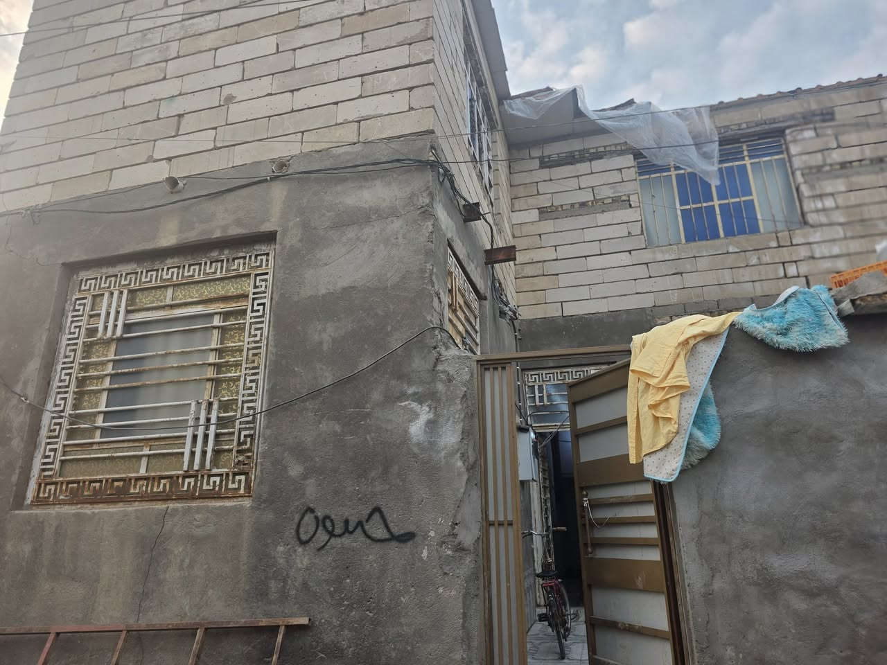 السلام عليكم بيت زراعي للبيع  طابقين مساحه ٢٠٠م
تفاصيل البيت الطابق الاول غرف ٣ + صاله + مطبخ + ديوانيه + صحيات 
الطابق الثاني غرفه ١ + صاله 
المكان سوق الشيوخ شارع العصري منطقه المهافيف 
السعر ٤٨  مليون وبي مجال 
للستفسار *********** واتساب ***********
