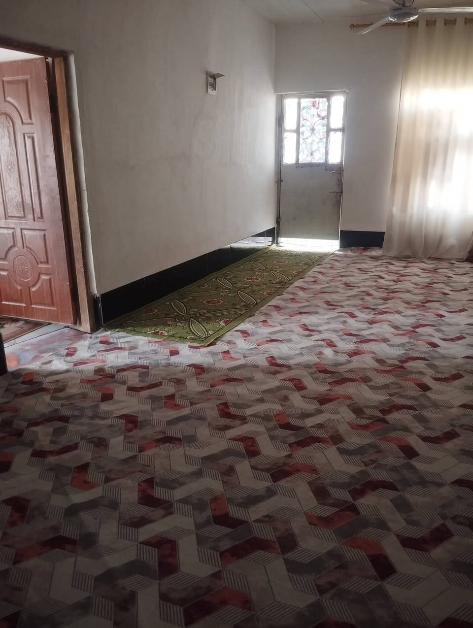 السلام عليكم دار إلى البيع مساحة 260حي الشرطة الشارع الأول يرجى التواصل ع الرقم لغرض البيع رقم هاتف ***********
