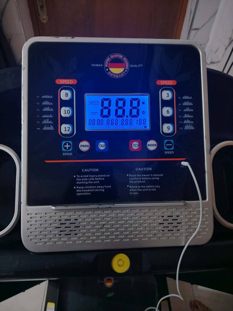 جهاز جري نظيف جدا 
مواصفات راقيه ويحتوي على هزاز تدليك
التواصل خاص او الاتصال بالرقم ***********
