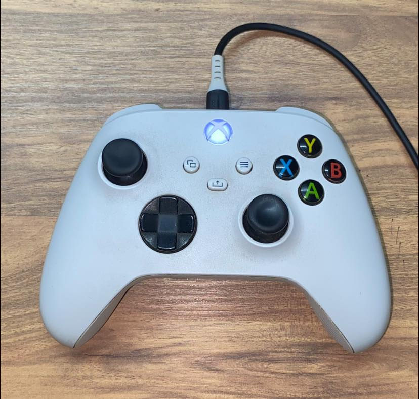 السلام عليكم
اكس بوكس سريس اس مستعمل نضيف جدا جدا
السعر300الف 
+ شاشة معروفة بي مواصفاتهة الزينة ومحاكية لل العاب الولاين 
سعر الشاشة 200الف
+يوبي اس
سعر 60الف

*** علمن انو المجموعة ما مستخدمة مدة طويلة شرط ولا جهاز منهن مفتوح 

مكاني: بغداد الغدير شارع التوت 
رقمي :***********
