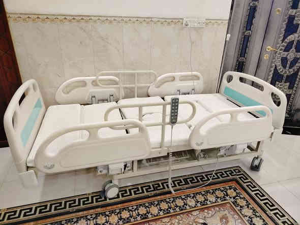 سرير طبي كهربائيه للبيع باحدث أمواصفات متعددة الاستعمال بيها 5حركات 
 تصعيد وتنزيل وتقلب ع جانبين وفيها مرحاض للمريض وفيها ميز طعام وفيها حامله مغذي 
اخذناها بلميون ونص نريدها بمليون 
للتواصل ع رقم .***********
