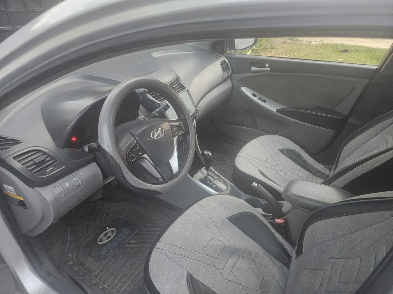 اكسنت 2013
امريكي
بيها قطع صبغ ( ابيع حزام ) 
بغداد / العامرية
***********
السعر ( 82 ) مجال بسيط
