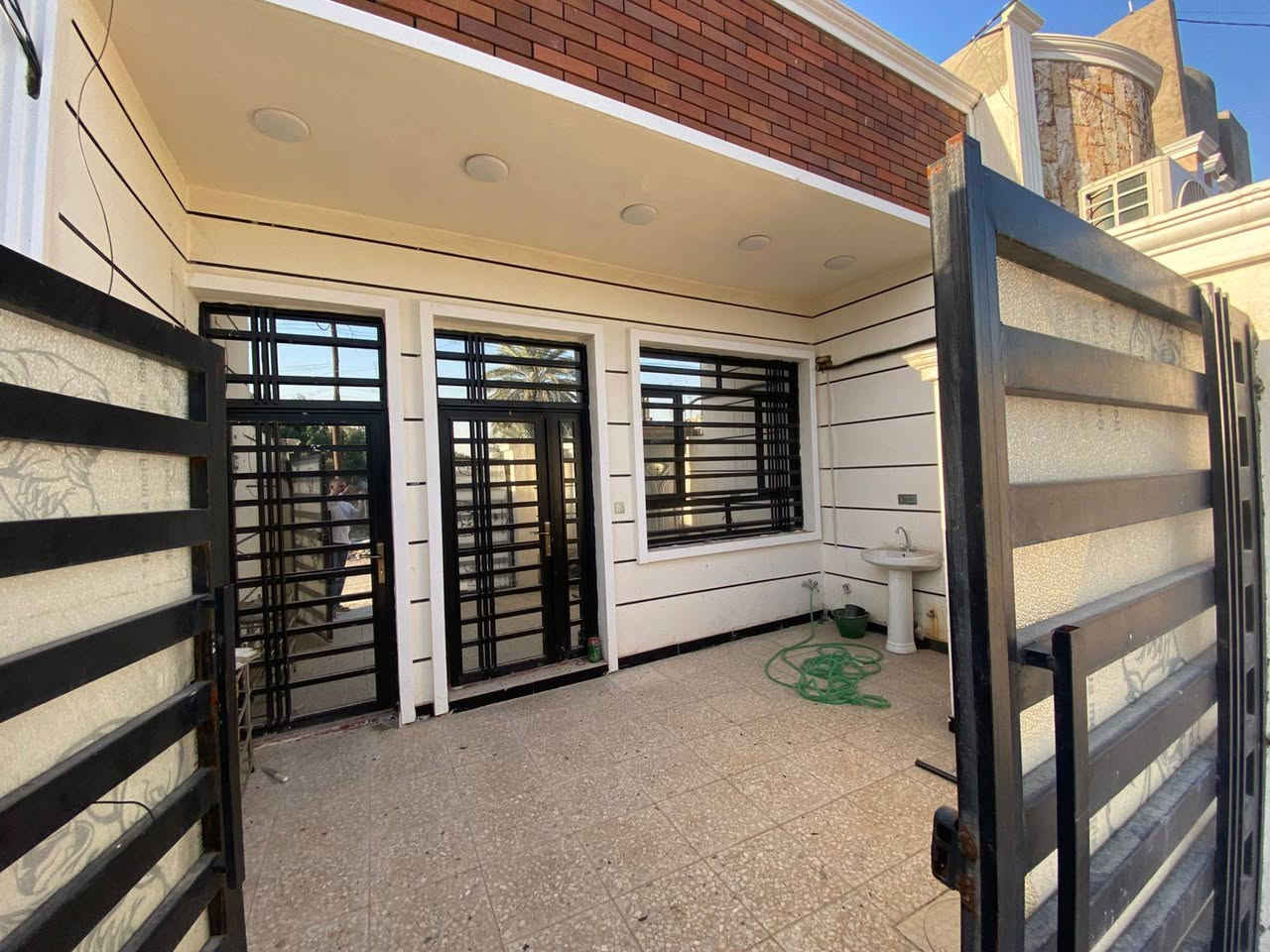 دار للبيع الدورة بداية هورجب 
شركة الكوخ مجاور ارص النخيل 
١٠٠ متر  طابق واحد
وفوك بيتونه وحمام وسطحين 
البيت كامل ومابي اي نقص 
السعر ٨٤ مليون 
الاستفسار ***********
***********
او مراجعة مكتب ليث الجبوري للعقار
